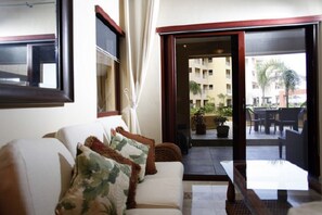 Condo superior, sacada, vista parcial para o oceano (EF 106) | Área de estar