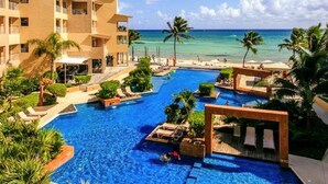 Outdoor pool, pool umbrellas, pool loungers - El Faro Condos by Your Best Getaway (Playa del Carmen)
