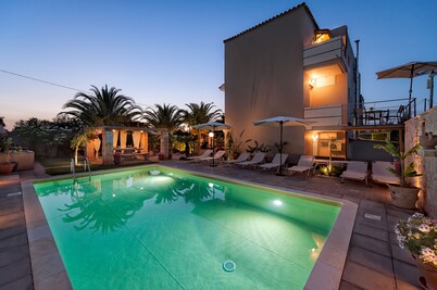 Massive Luxury Villa*private heated pool*Perfect 4 large groups up to 16 guests