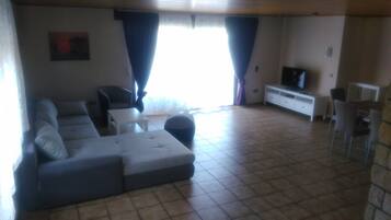 Apartment | Living area | Flat-screen TV, fireplace