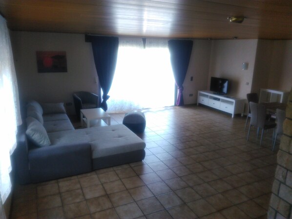 Apartment | Living area | Flat-screen TV, fireplace - Ferienwohnung Irene (Hassloch)