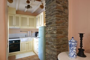 Fridge, microwave, oven, coffee/tea maker
