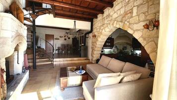 Smart-TV, Kamin, Bücher, Musikbibliothek