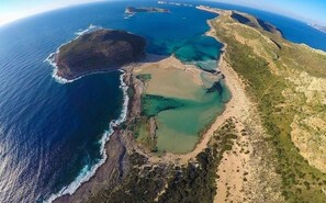 Una spiaggia nelle vicinanze