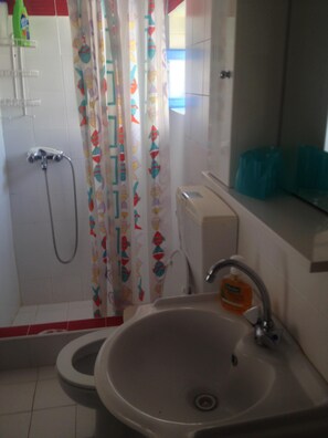 Douche, sĂšche-cheveux, serviettes fournies, savon