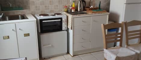 Refrigerador, tetera eléctrica, tostadora y utensilios de cocina