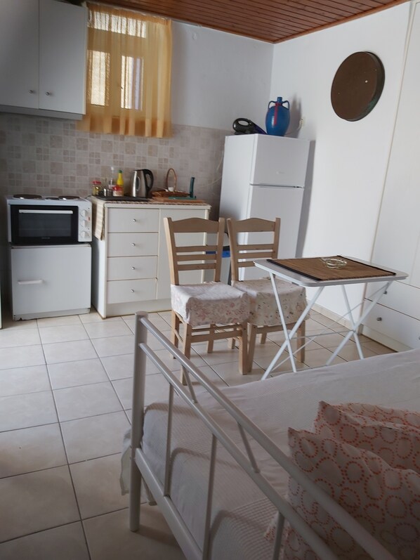 Réfrigérateur, bouilloire électrique, grille-pain