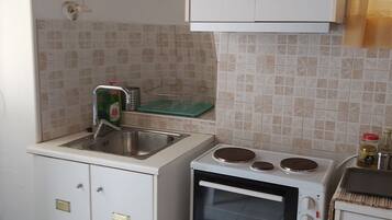 Frigorífico, hervidor eléctrico, tostadora y utensilios de cocina