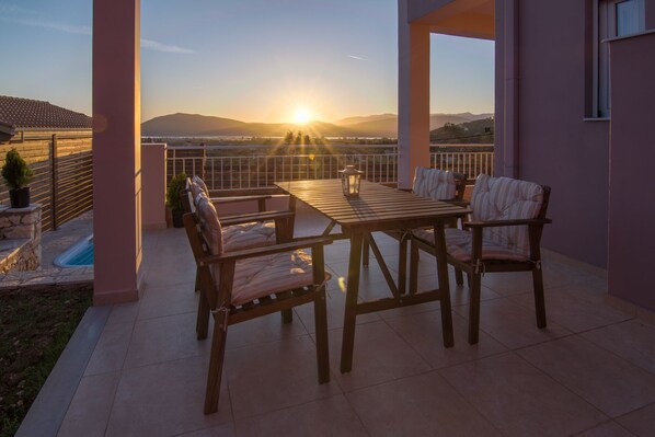 Outdoor dining - Last Minute Offers at Villa Nikoleta with Private Pool & Views of Lefkada Town (Απόλπαινα)