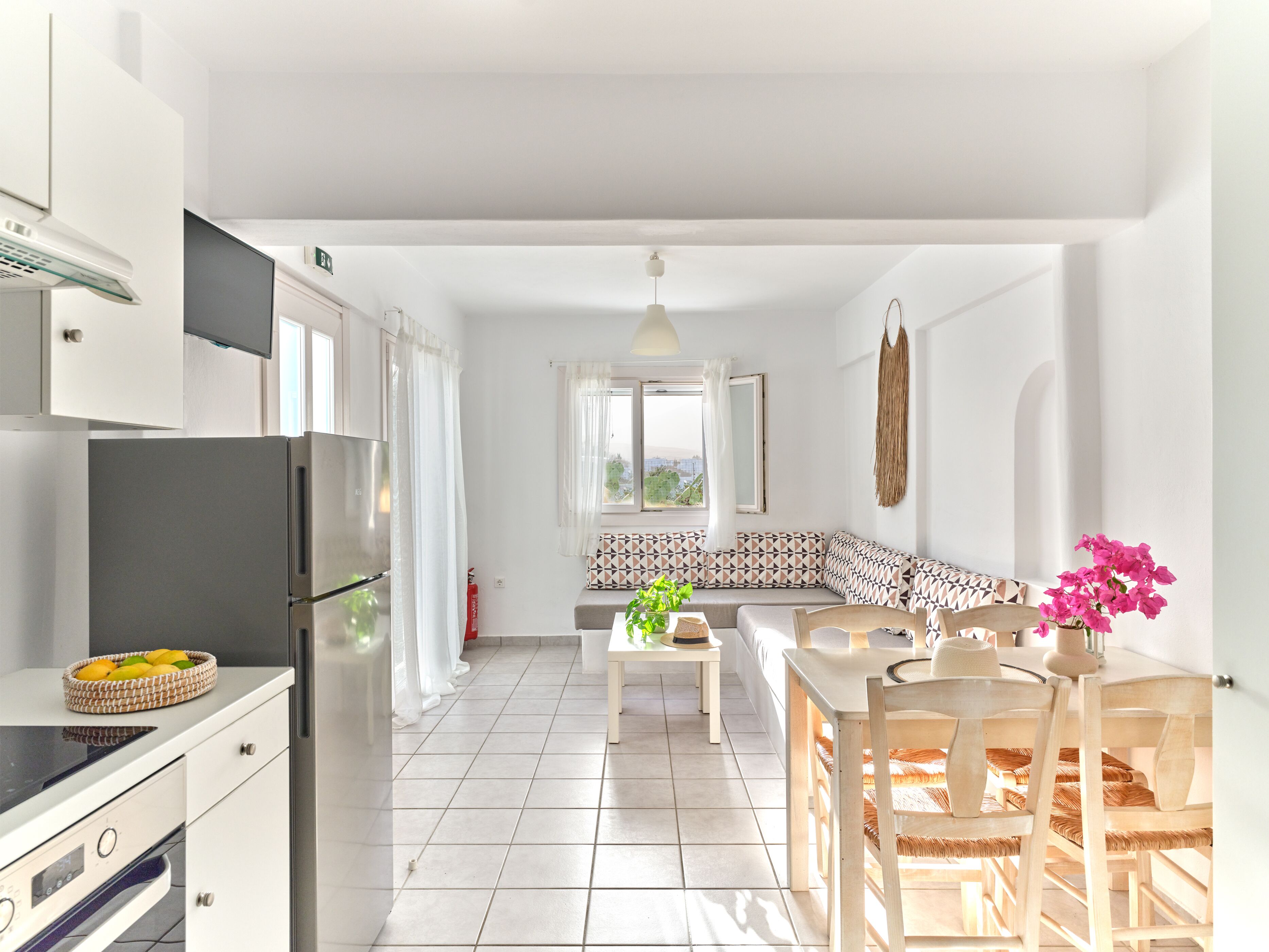 Fridge, oven, coffee/tea maker, toaster