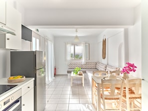 Kühlschrank, Ofen, Wasserkocher mit Kaffee-/Teezubehör, Toaster