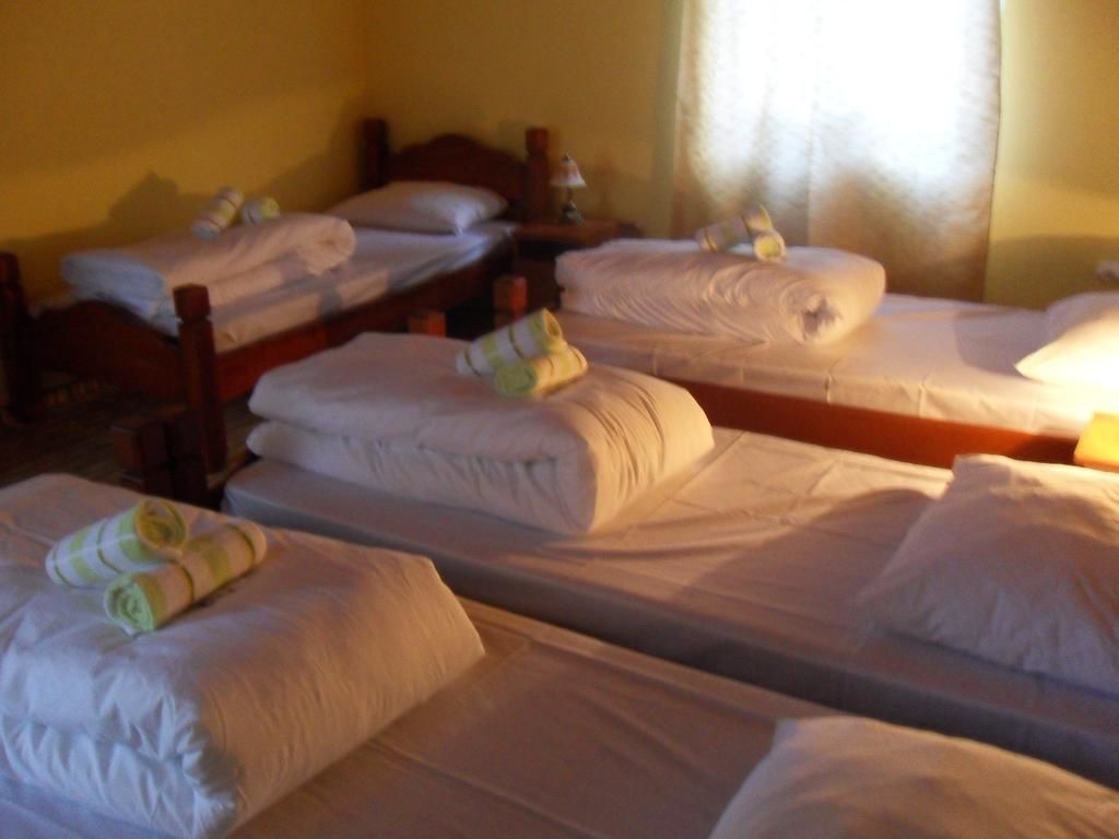 1 bedroom, desk, soundproofing, free cribs/infant beds