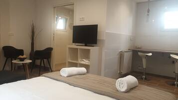 Superior Room, 1 Bedroom, Terrace (Free Parking) | Individually decorated, individually furnished, iron/ironing board