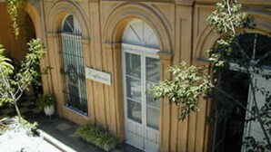 Un bâtiment de style architectural classique, caractérisé par des fenêtres en arc et une façade en bois.