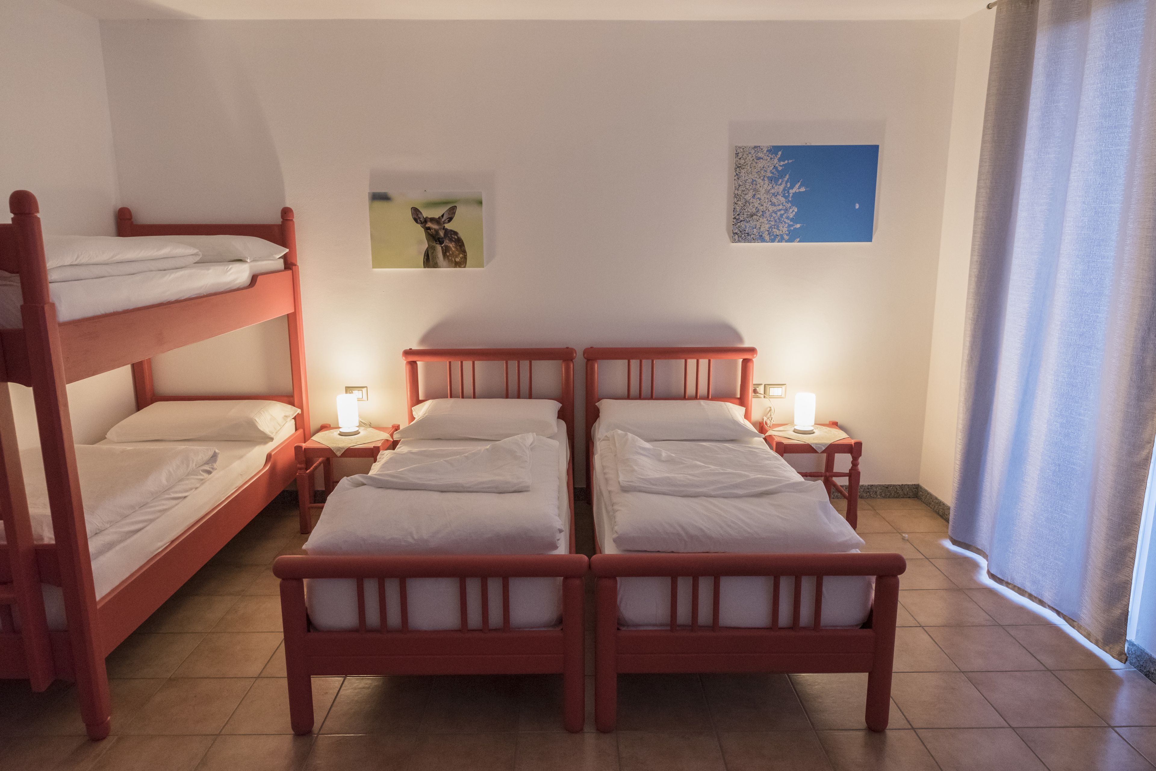 Habitación cuádruple | Edredón, cortinas blackout, wifi gratis y ropa de cama 