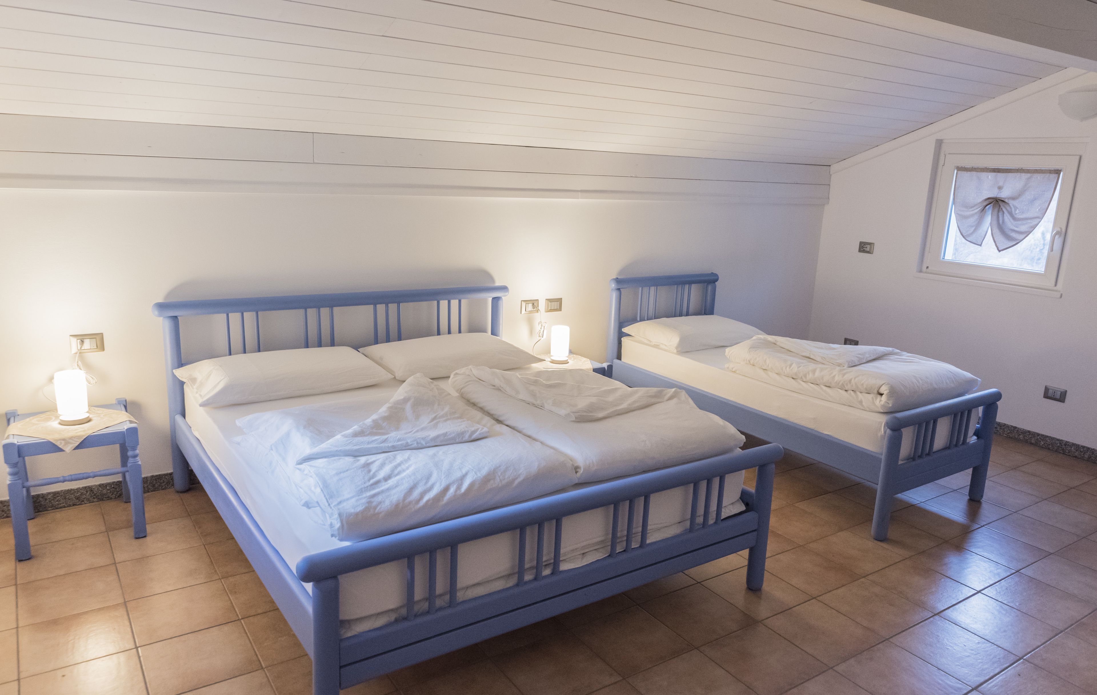 Habitación triple | Edredón, cortinas blackout, wifi gratis y ropa de cama 