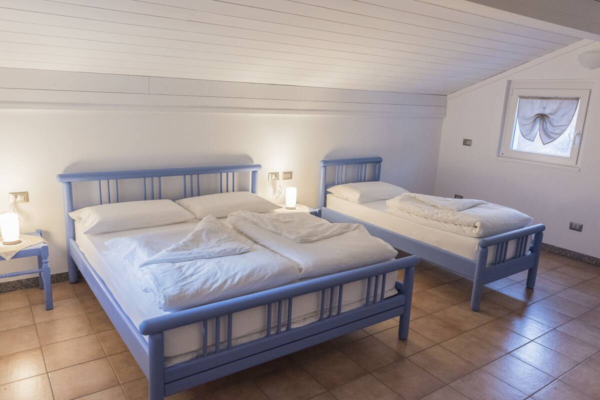 Habitación triple | Edredón, cortinas blackout, wifi gratis y ropa de cama