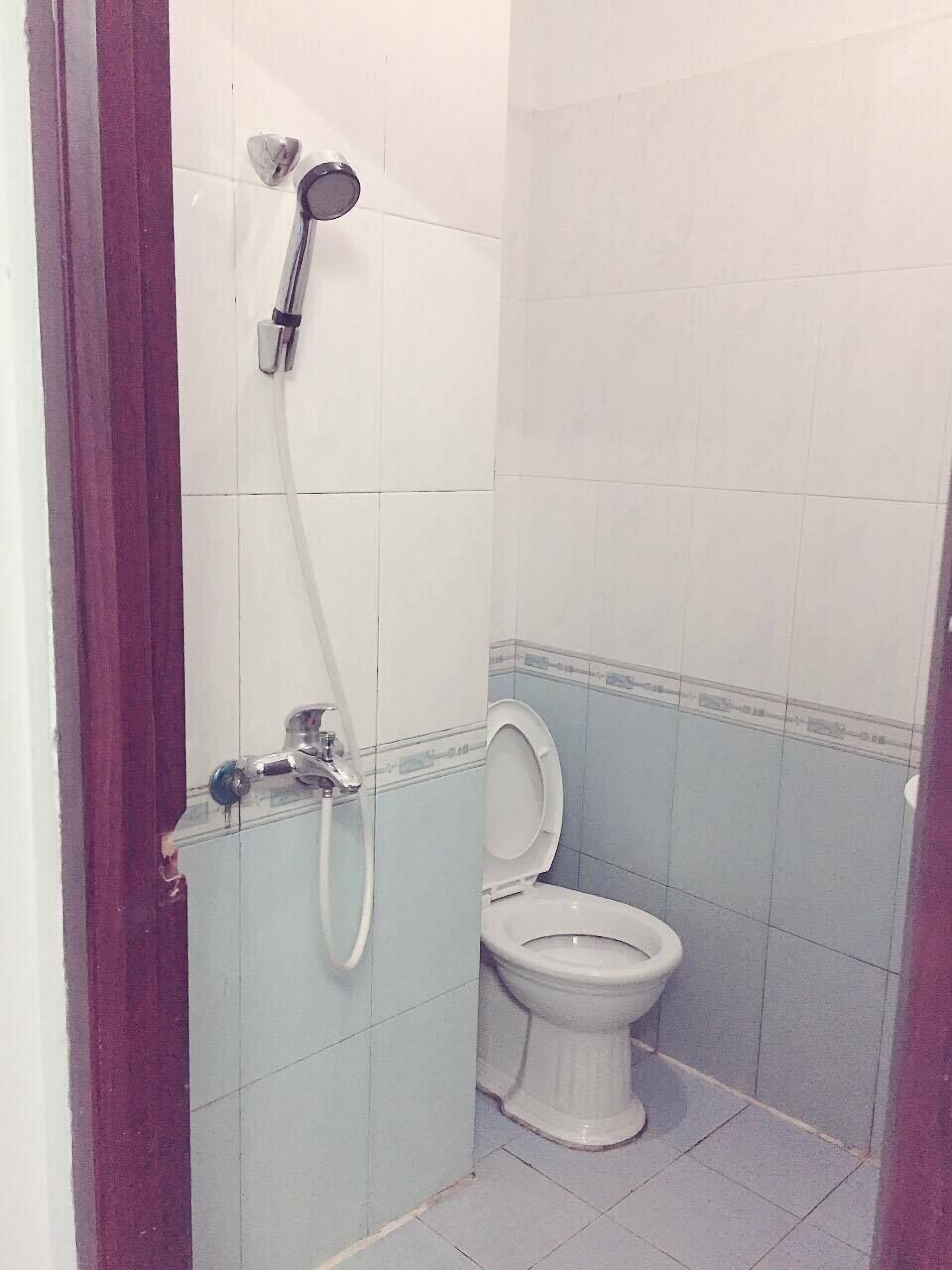 تجهيزات دش، خف للقدمين، مناشف، صابون