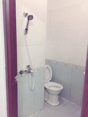 Shower, slippers, towels, soap - Ngoc Dung Hotel (Buon Ma Thuot)