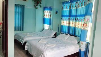 Standard Quadruple Room | Bar mini, Wi-fi percuma, cadar katil