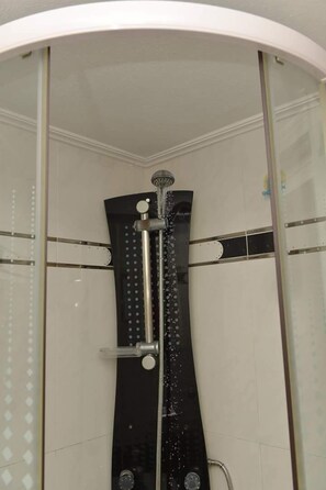 Family House | Bathroom shower - Akadia Syros (Syros)