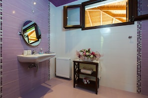 Shower, free toiletries, hair dryer, towels - Modern Countryside Villa with Private pool, spectacular view, peaceful location (Πρινές)