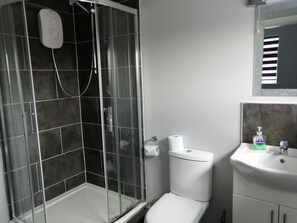 Chambre Triple | Salle de bain | Douche, sèche-cheveux, serviettes fournies