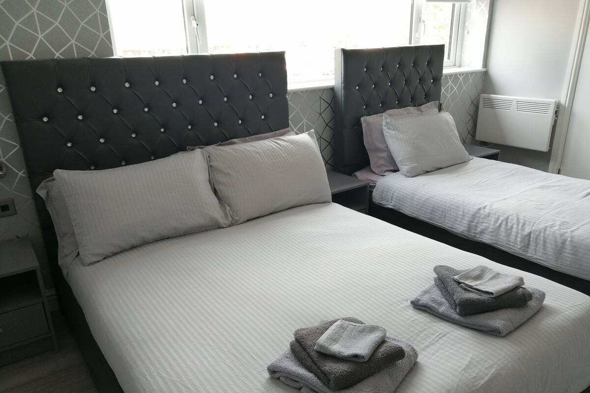 Basic Triple Room | In-room safe, soundproofing, iron/ironing board, WiFi (free)