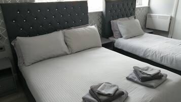 Basic Triple Room | In-room safe, soundproofing, iron/ironing board, free WiFi