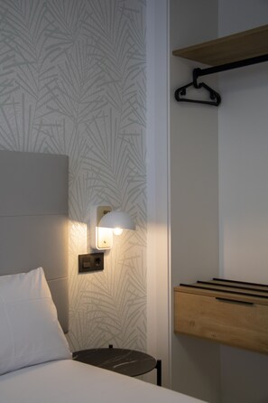 Standard Double Room Single Use | Desk, blackout curtains, free WiFi, bed sheets - Alda Orzán (A Coruña)