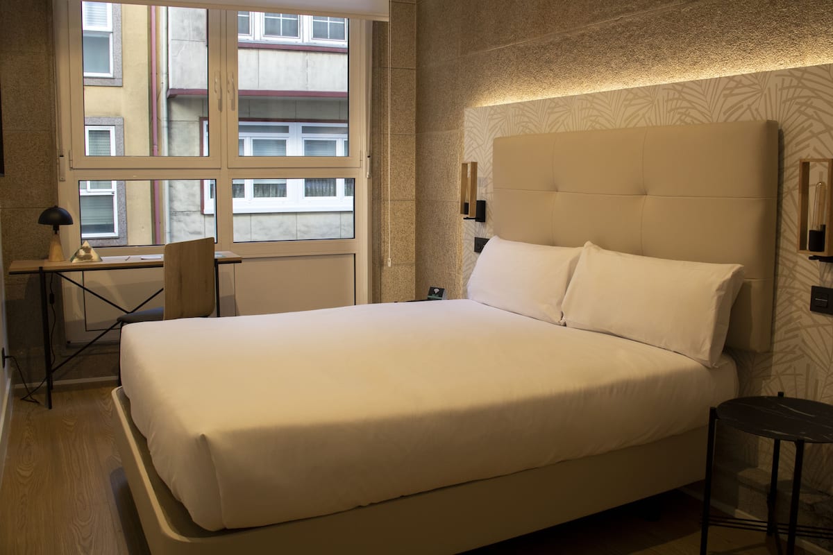 standard double room | desk, blackout curtains, free wifi, bed sheets