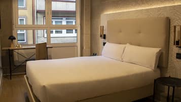 Escritorio, cortinas blackout, wifi gratis y ropa de cama