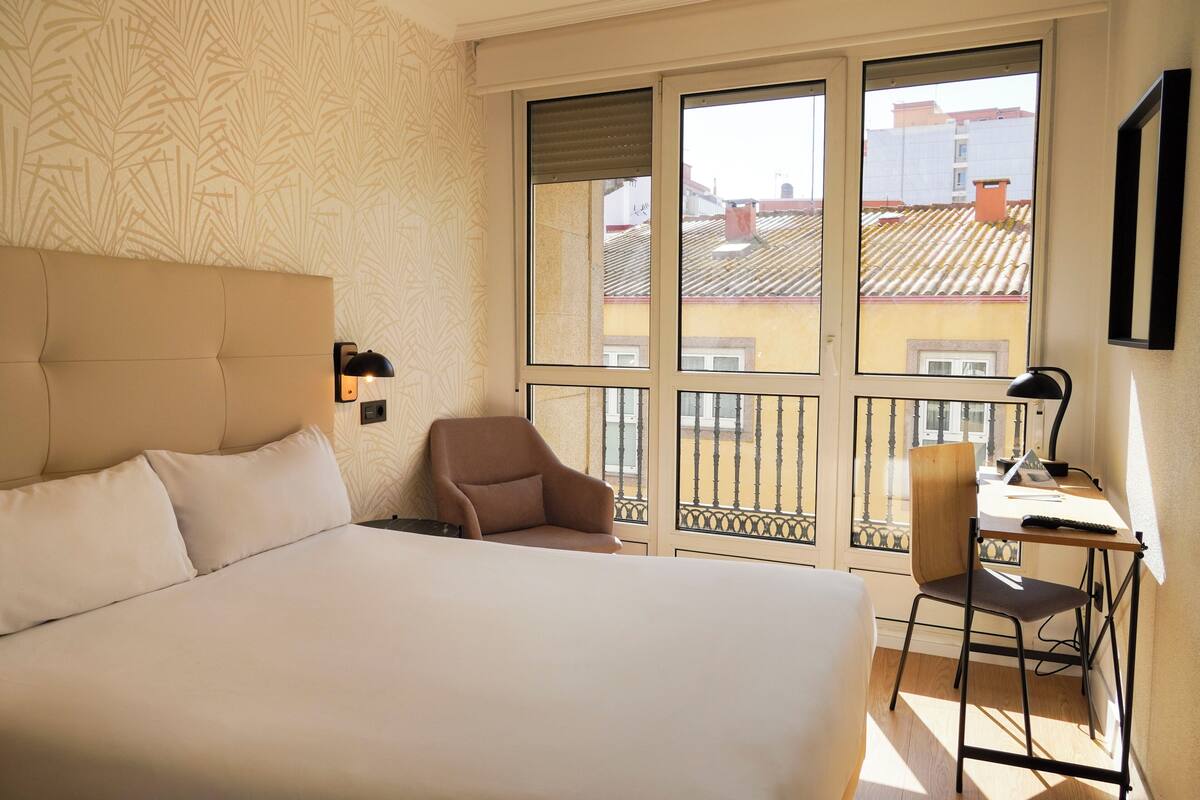 Escritorio, cortinas opacas, wifi gratis y ropa de cama