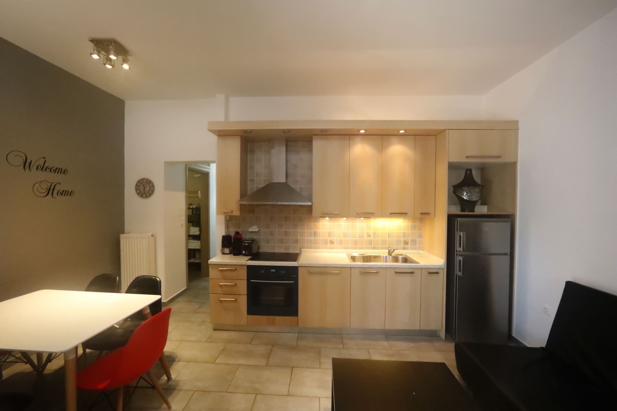 Refrigerador, horno, parrilla de estufa y cafetera y tetera 