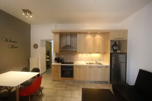 Fridge, oven, stovetop, coffee/tea maker