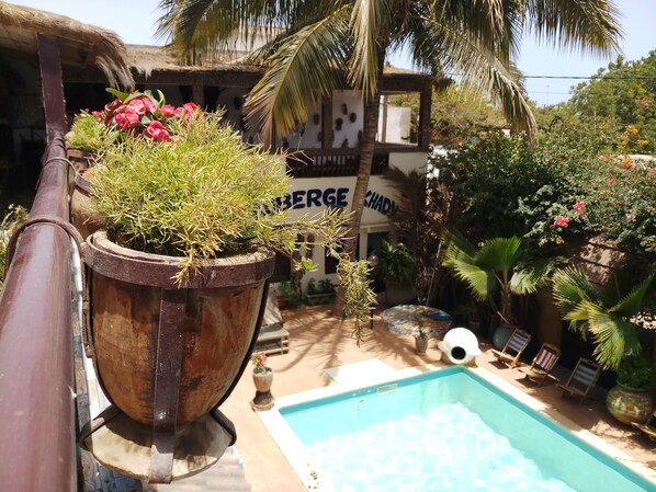 Una piscina al aire libre, tumbonas