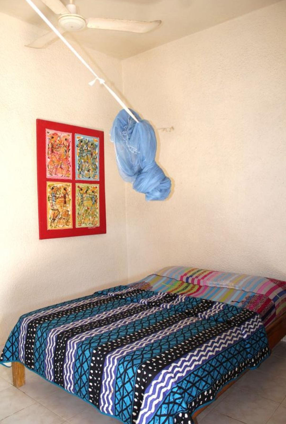 Caja de seguridad en la habitación y tabla de planchar con plancha 