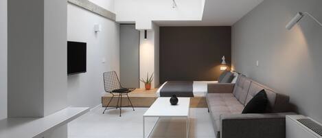 Deluxe Studio | Desk, laptop workspace, iron/ironing board, free WiFi