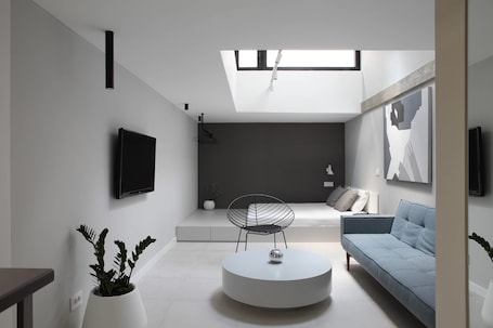 Superior Studio | Desk, laptop workspace, iron/ironing board, free WiFi