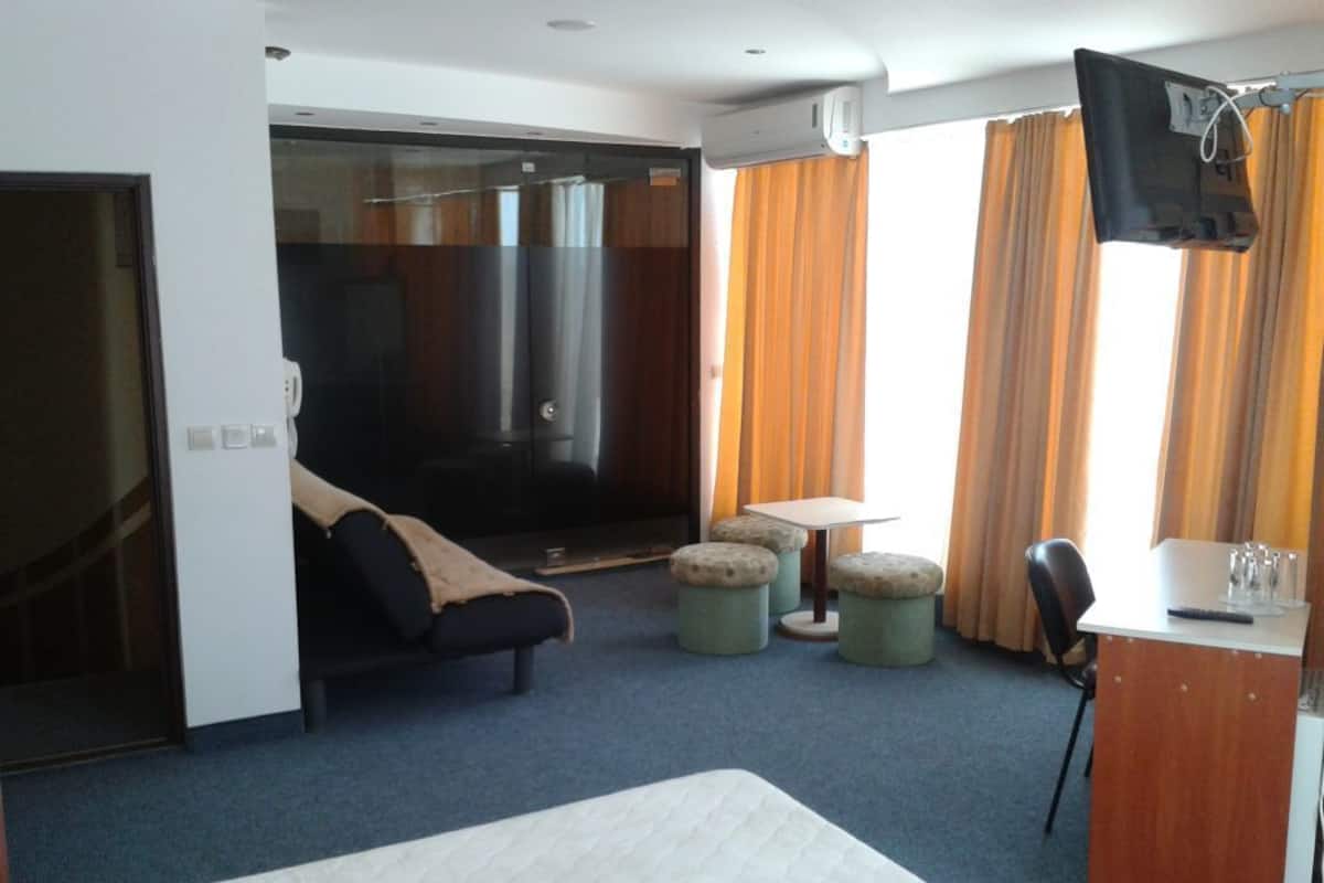 Minibar, free WiFi, bed sheets