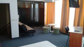 Minibar, free WiFi, bed sheets