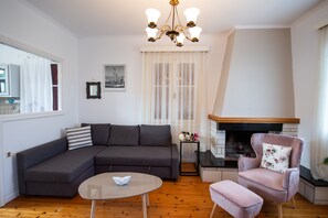 Fernseher, Kamin, Bücher