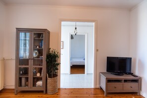 Fernseher, Kamin, Bücher