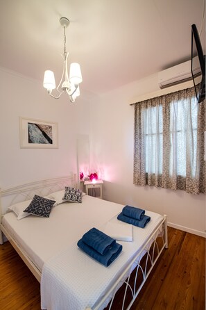 2 habitaciones, escritorio, tabla de planchar con plancha y wifi 