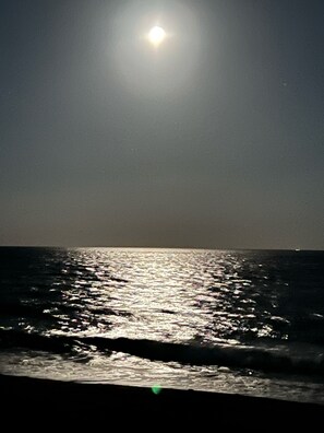 På stranden
