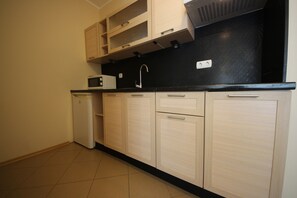 Mikrobølgeovn, vannkoker og spisebord