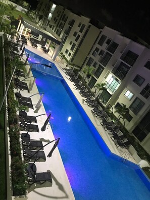 حمّام سباحة خارجي، مظلات على حمّام السباحة، مقاعد للتشمس