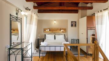 3 bedrooms, iron/ironing board, internet, bed sheets