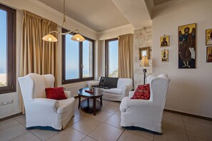 Älytelevisio, takka, pöytäjalkapallopöytä, pöytätennispöytä