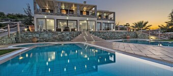 Sea views, Heated Pool, Ping Pong & Tennis, 23 pax